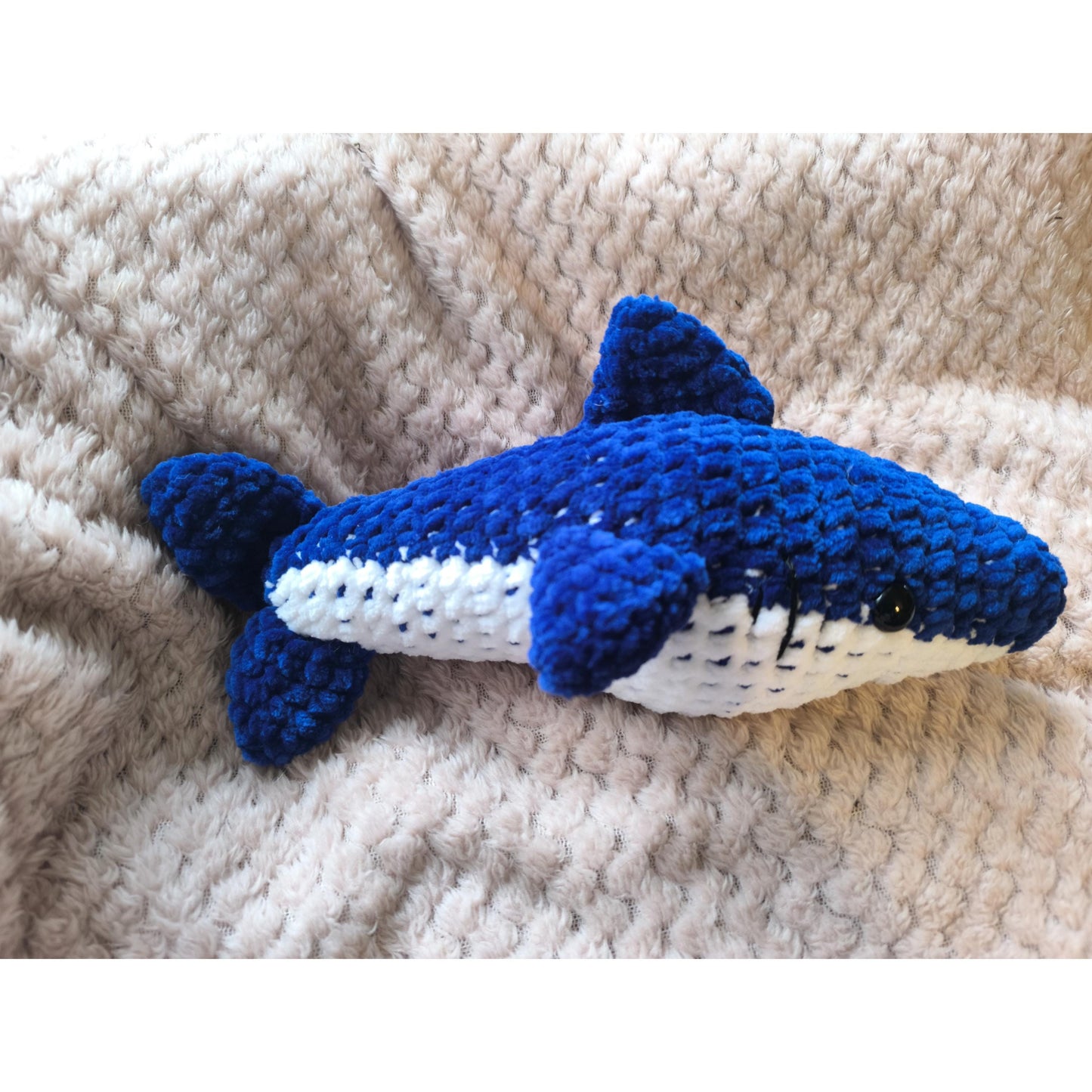 Handmade Crochet Shark Plushie Toy – 23cm Stuffed Animal – Soft Chenille Yarn – Custom Colors – Baby Safe Option – Amigurumi Shark