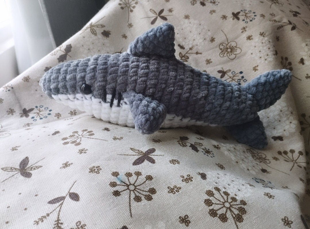 Handmade Crochet Shark Plushie Toy – 23cm Stuffed Animal – Soft Chenille Yarn – Custom Colors – Baby Safe Option – Amigurumi Shark
