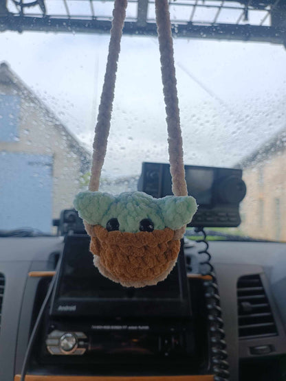 Retro swinging baby green alien an key chain car set perfect car gift