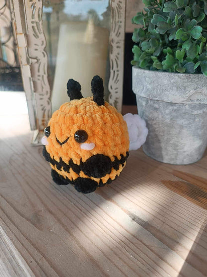 Crochet Bee Plushie – Handmade Stuffed Bee Toy – 8x9 cm – OEKO-TEX Chenille Yarn – Safety Eyes or Baby Safe Option – Amigurumi Bee