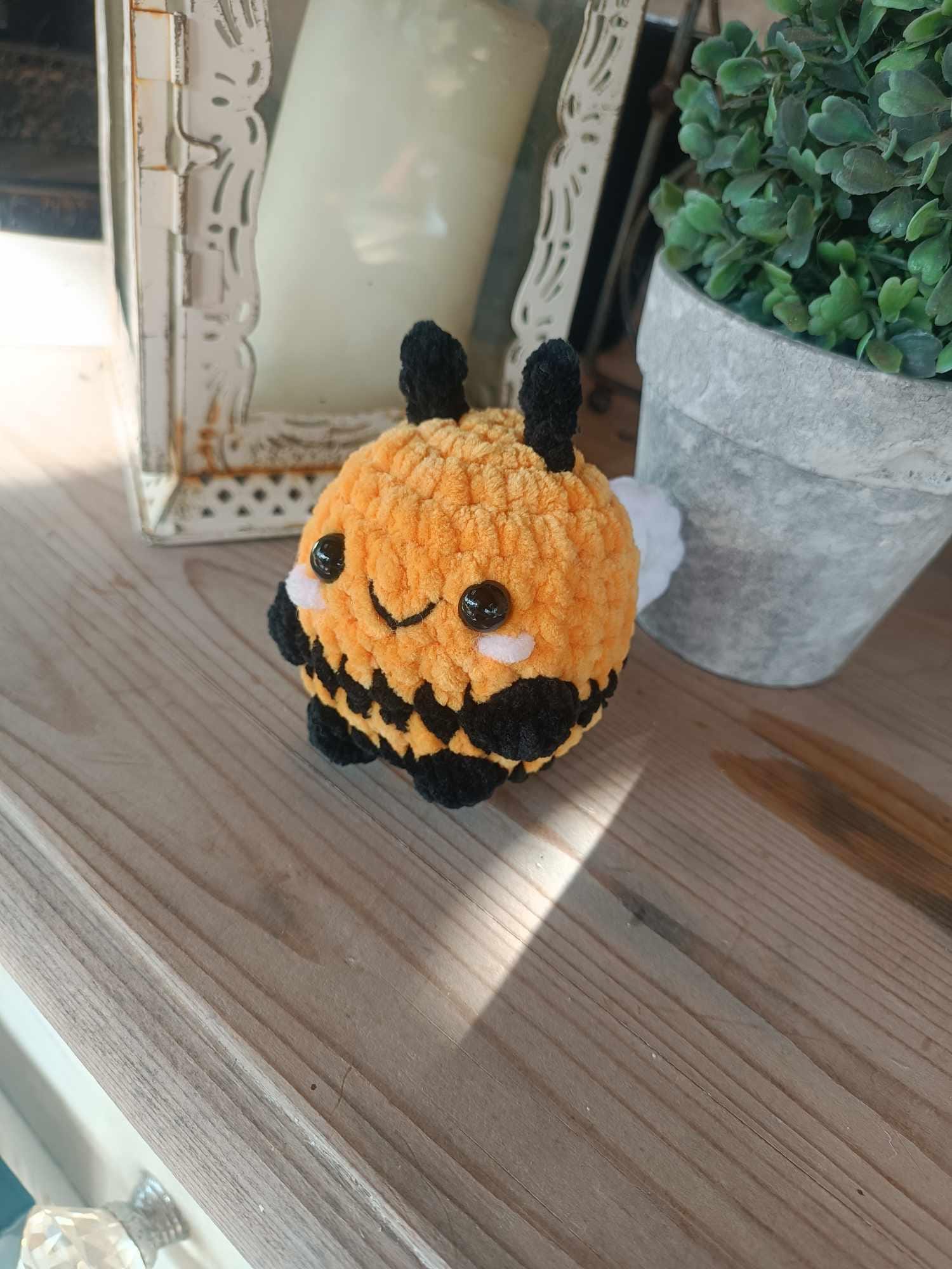Crochet Bee Plushie – Handmade Stuffed Bee Toy – 8x9 cm – OEKO-TEX Chenille Yarn – Safety Eyes or Baby Safe Option – Amigurumi Bee