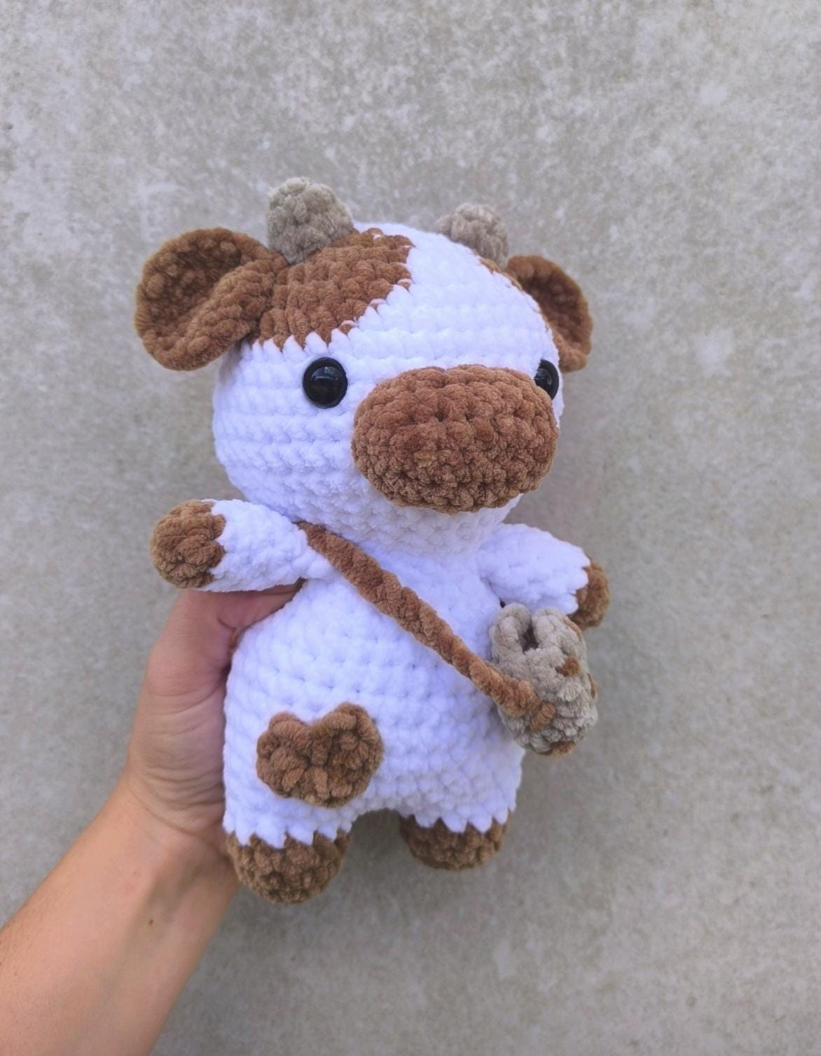 Handmade Crochet Cookie Cow Plushie – Soft Chenille Yarn Toy – Kawaii Cow Stuffed Animal – Custom Baby-Safe Gift – 24cm Amigurumi Cow