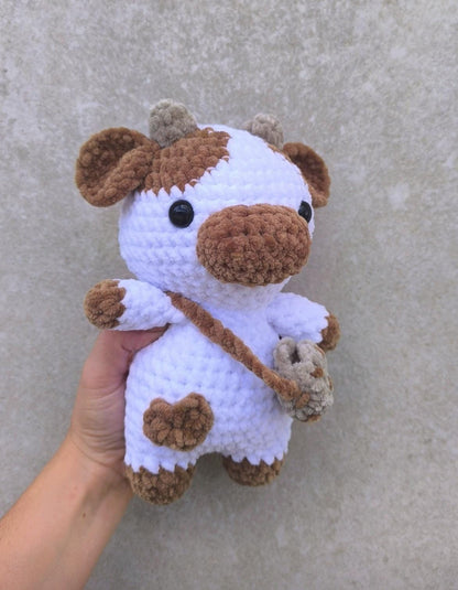 Handmade Crochet Cookie Cow Plushie – Soft Chenille Yarn Toy – Kawaii Cow Stuffed Animal – Custom Baby-Safe Gift – 24cm Amigurumi Cow