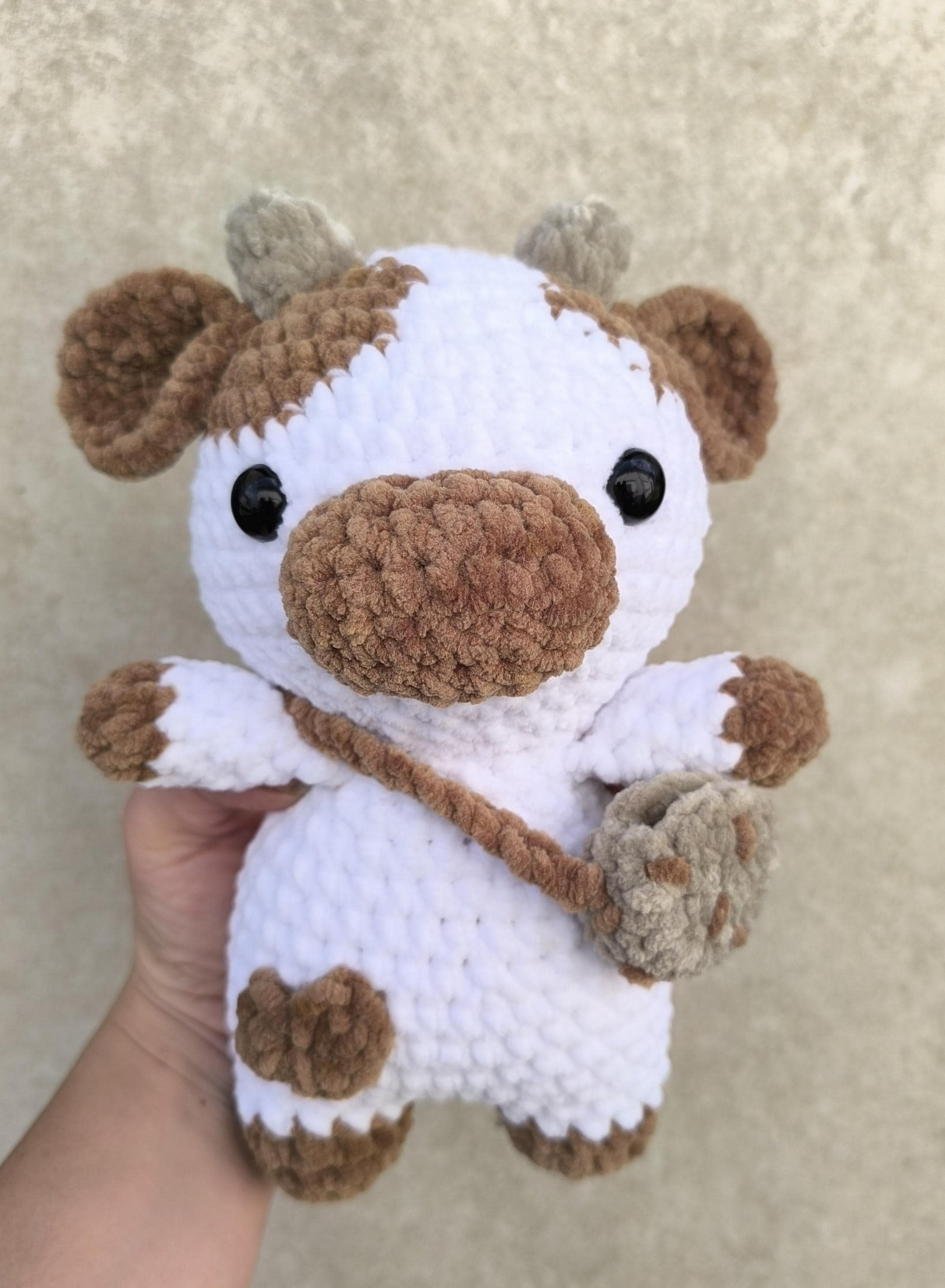Handmade Crochet Cookie Cow Plushie – Soft Chenille Yarn Toy – Kawaii Cow Stuffed Animal – Custom Baby-Safe Gift – 24cm Amigurumi Cow