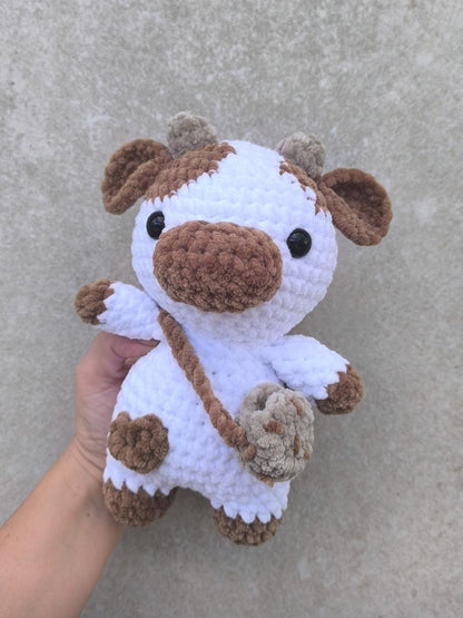 Handmade Crochet Cookie Cow Plushie – Soft Chenille Yarn Toy – Kawaii Cow Stuffed Animal – Custom Baby-Safe Gift – 24cm Amigurumi Cow