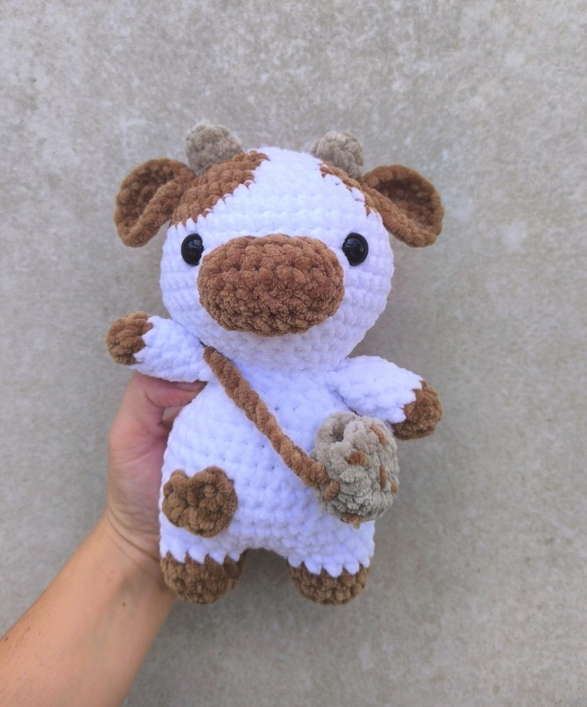 Handmade Crochet Cookie Cow Plushie – Soft Chenille Yarn Toy – Kawaii Cow Stuffed Animal – Custom Baby-Safe Gift – 24cm Amigurumi Cow