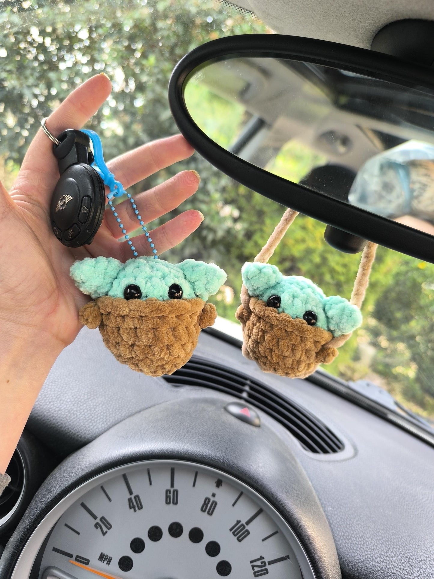 Retro swinging baby green alien an key chain car set perfect car gift