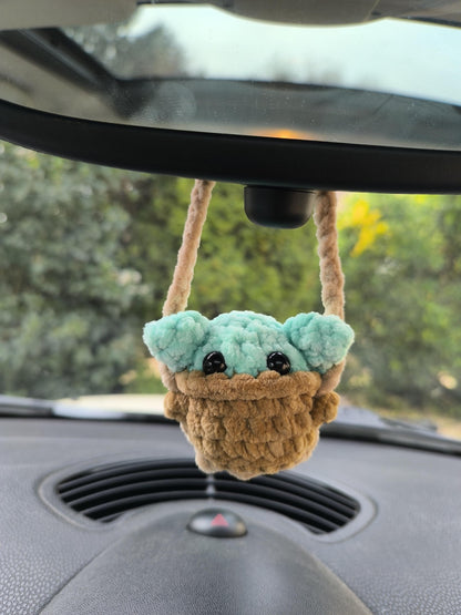 Retro swinging baby green alien an key chain car set perfect car gift