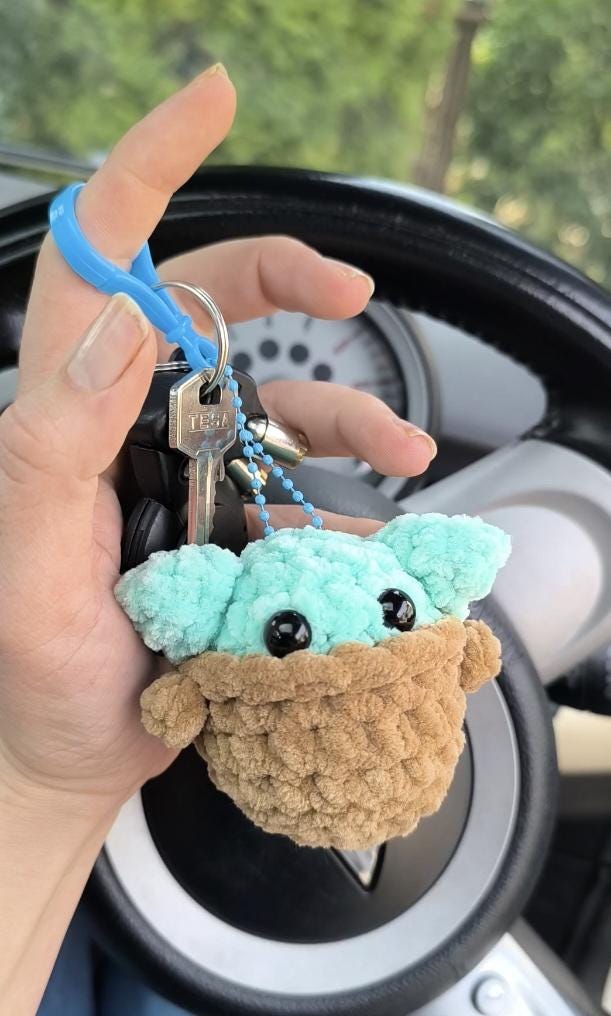 Retro swinging baby green alien an key chain car set perfect car gift