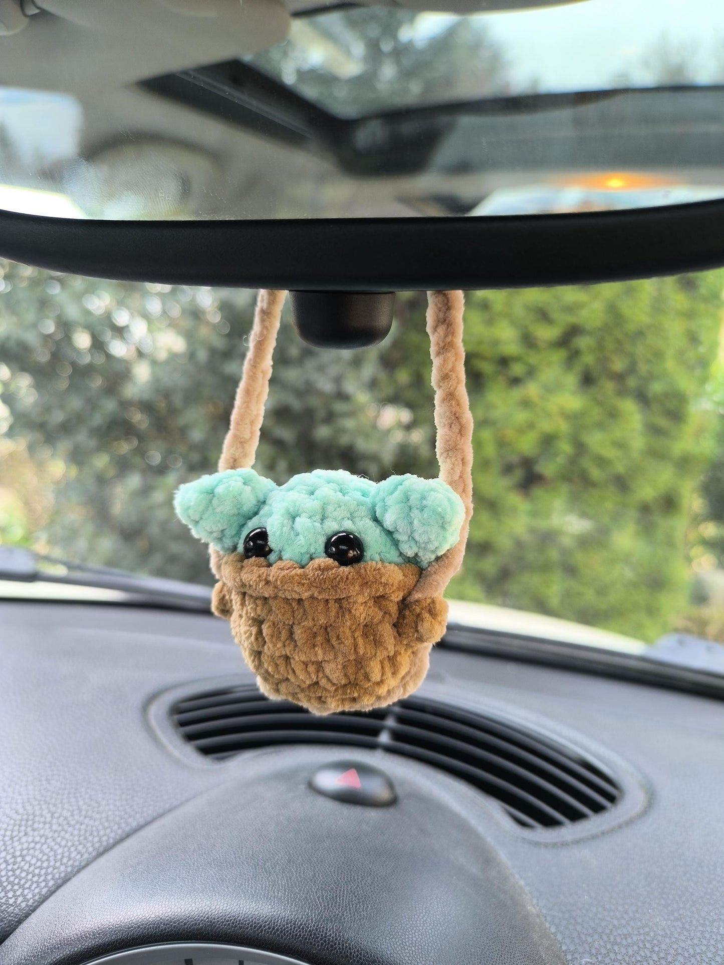 Retro swinging baby green alien an key chain car set perfect car gift